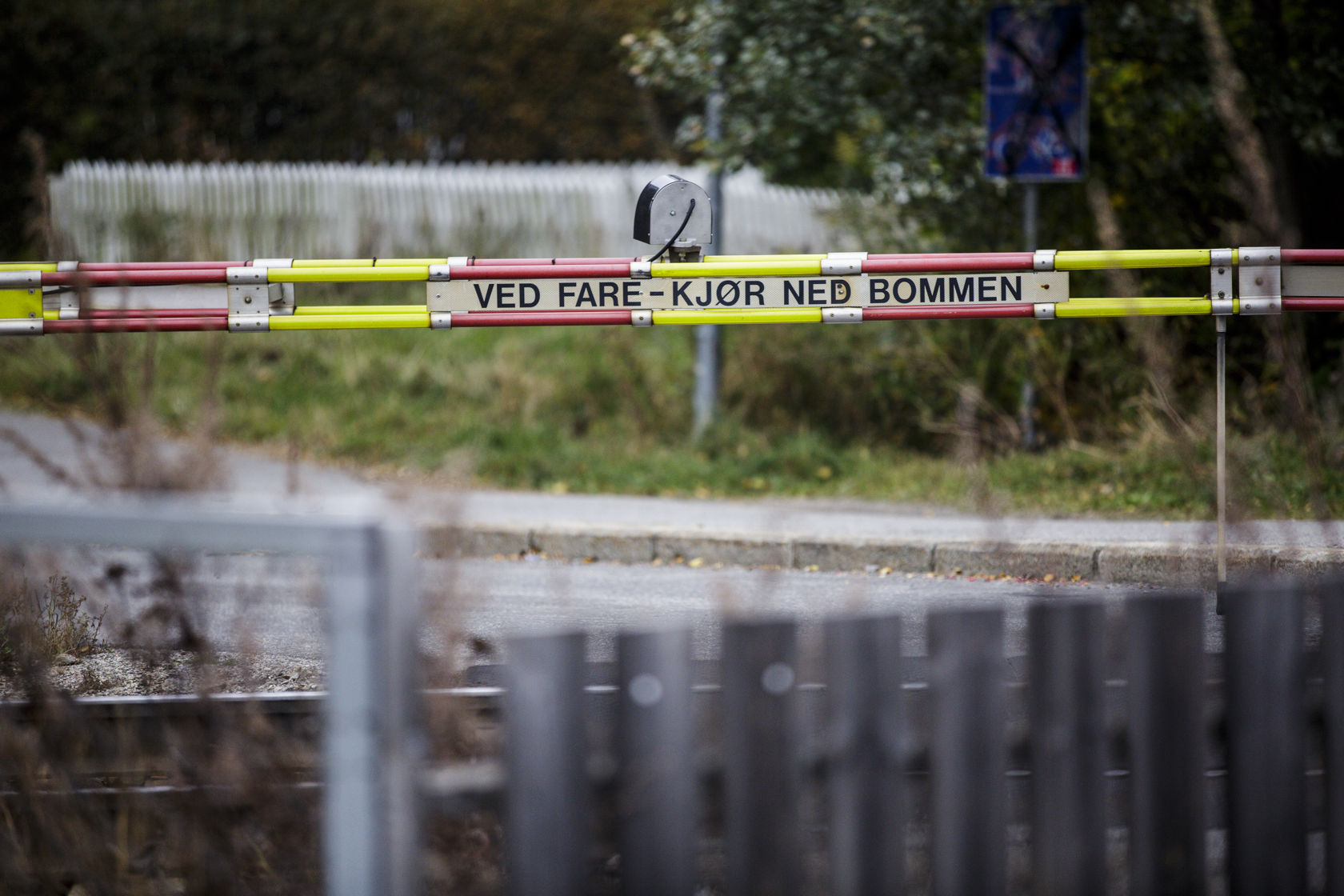 Nedfelt bom ved planovergang med beskjed om å kjøre ned bommen om du er i fare