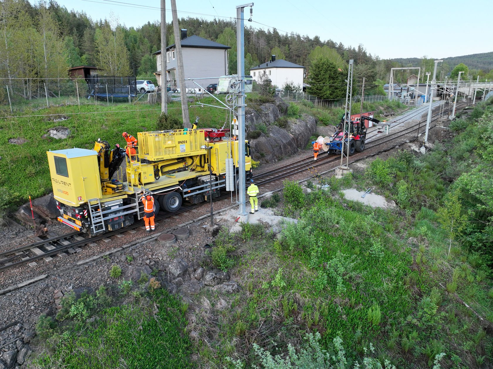 Stor gul maskin jobber på jernbanen