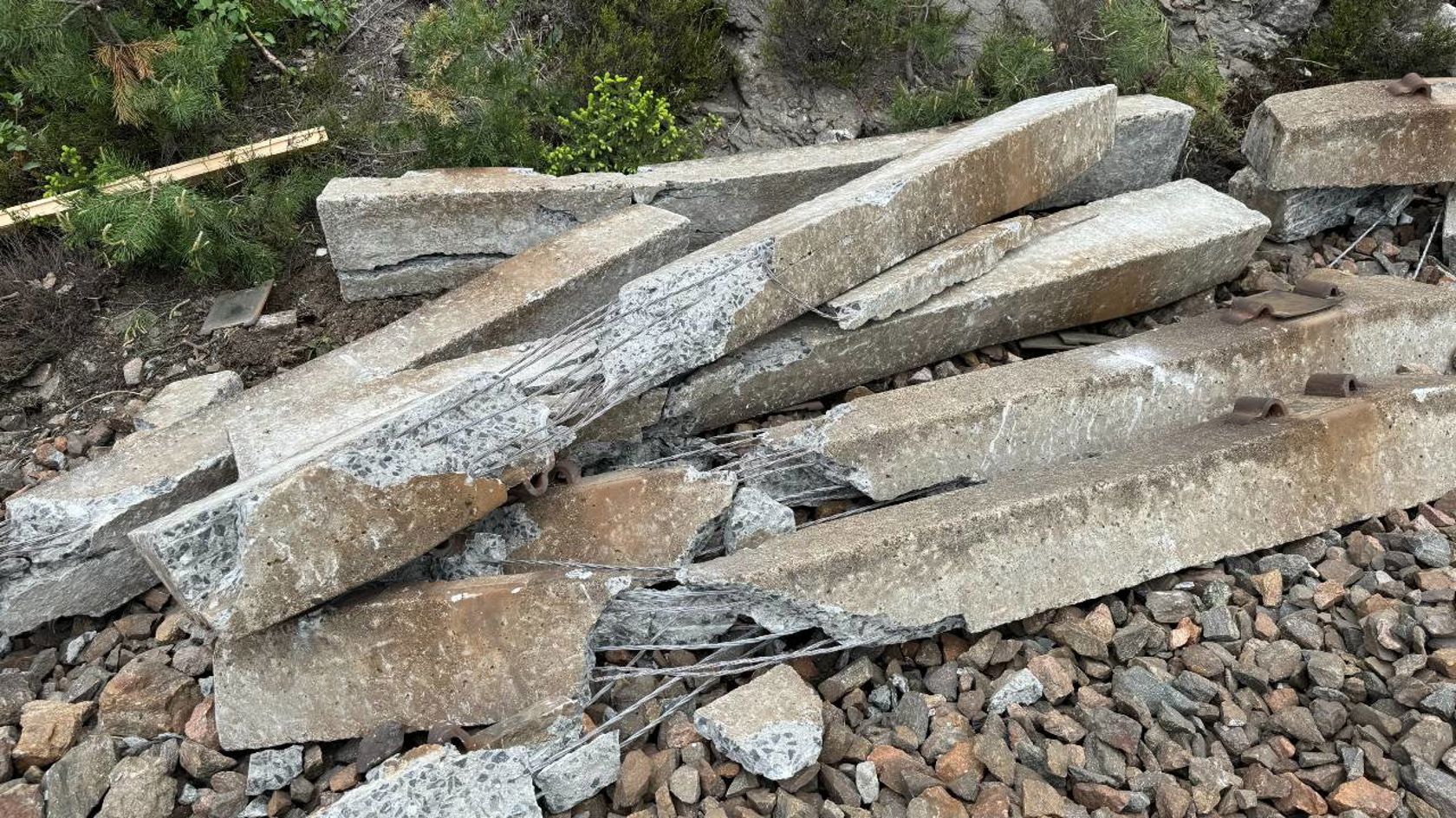 Ødelagte jernbanesviller fjernet fra sporet mellom Vegårshei og Gjerstad