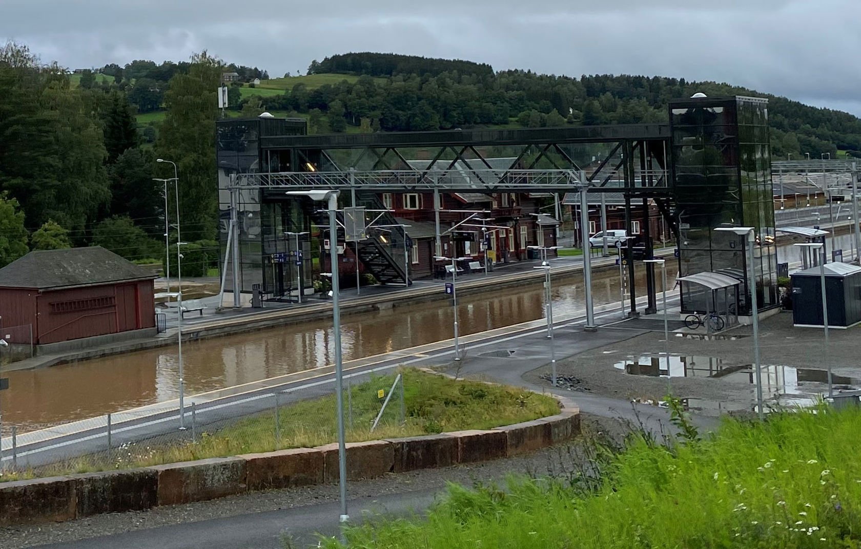 Jernbanesporene er dekket av vann på Jaren stasjon