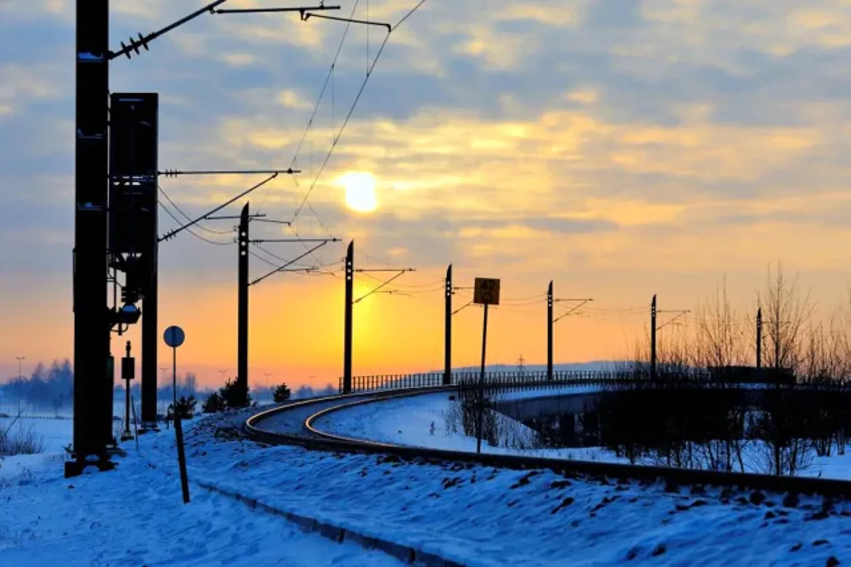 Illustrasjonsbilde av elektrifisert jernbanestrekning