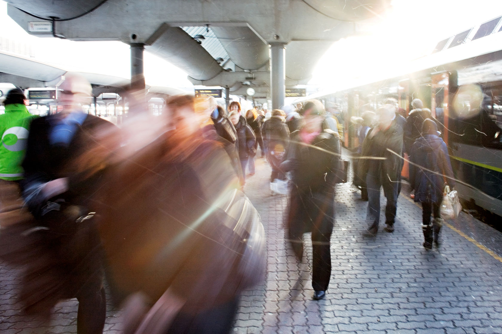 Mange folk kommer fra et tog på perrongen på Oslo S.