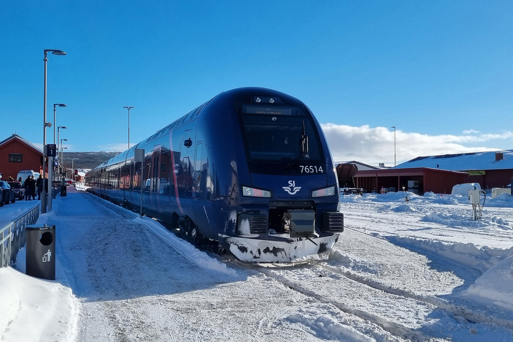 Persontog ved plattform på Røros stasjon.