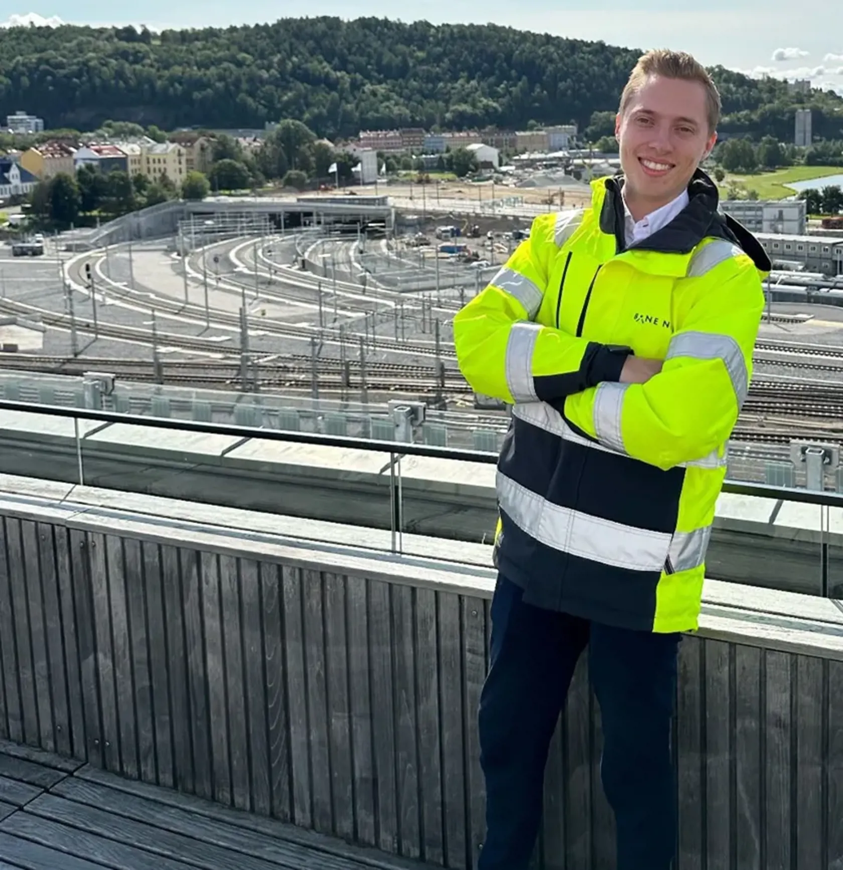 Ole Martin står på takterrasse med utsikt over togsporene på Oslo S.