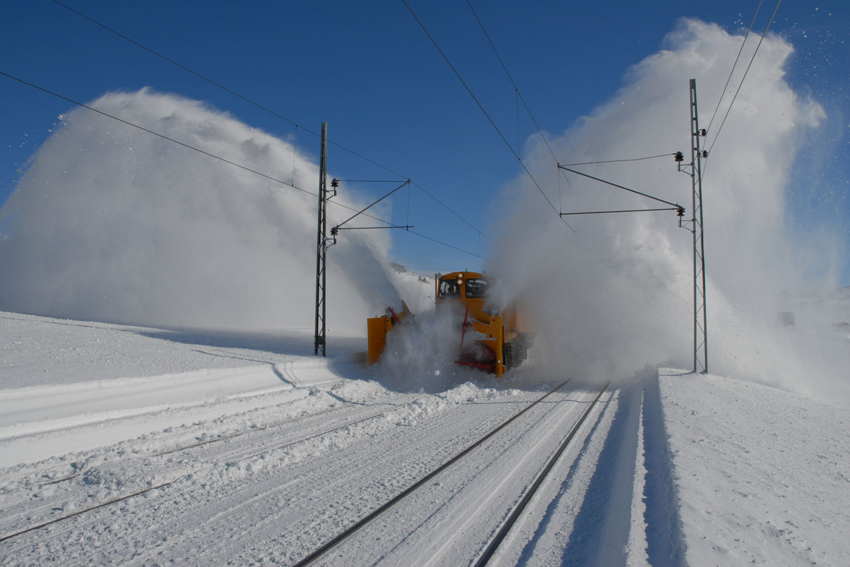 Beilhack som er en stor snøryddings maskin rydder snø i sporet på Bergensbanen. 