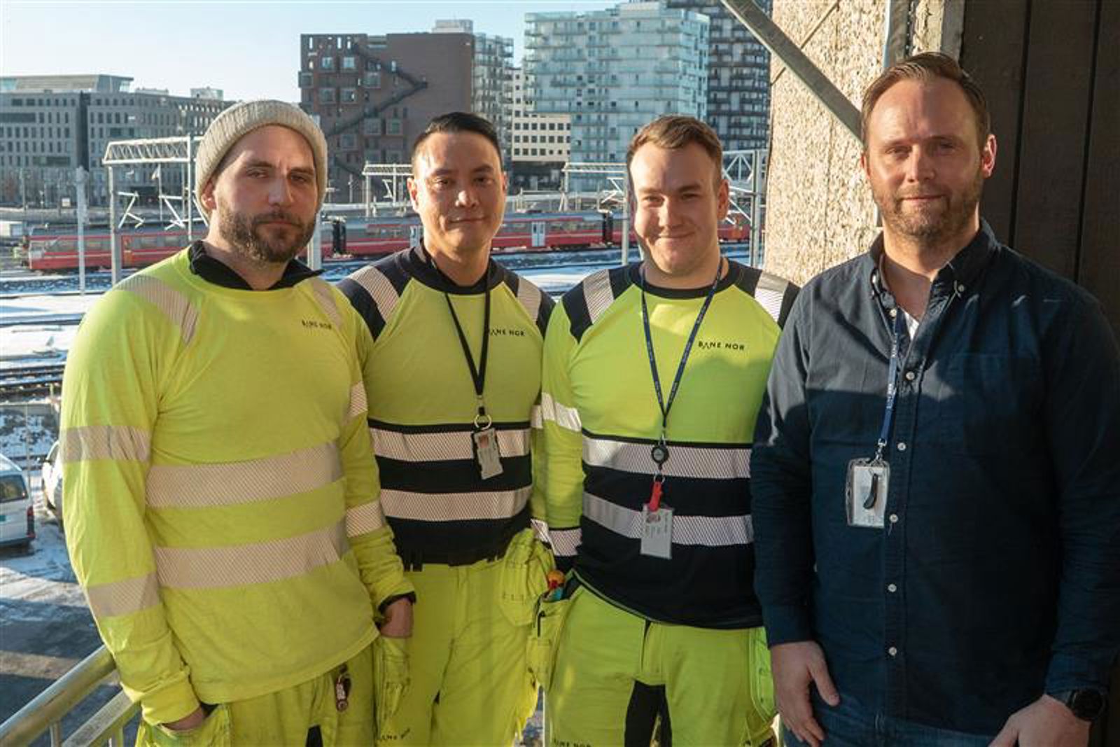 Fire med i gule arbeidsklær.