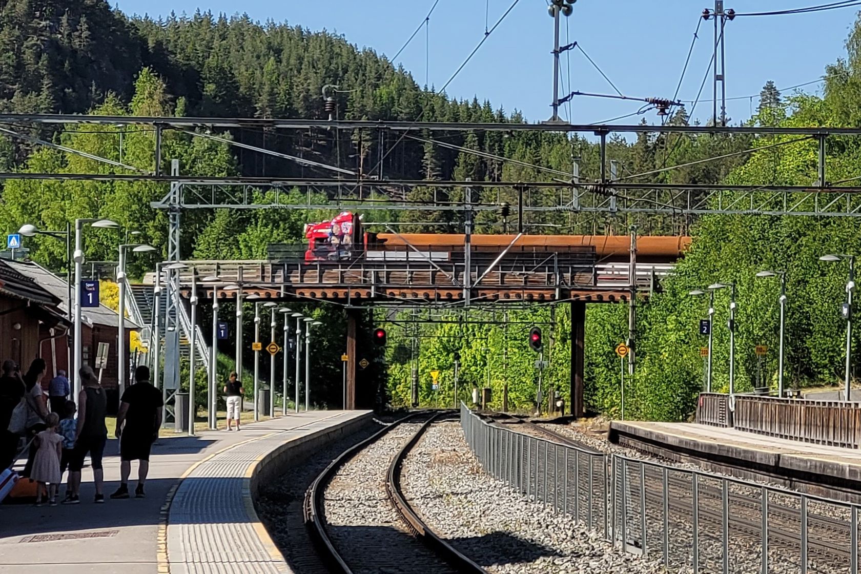 Stålrør fraktes over jernbanebrua på Tangen stasjon