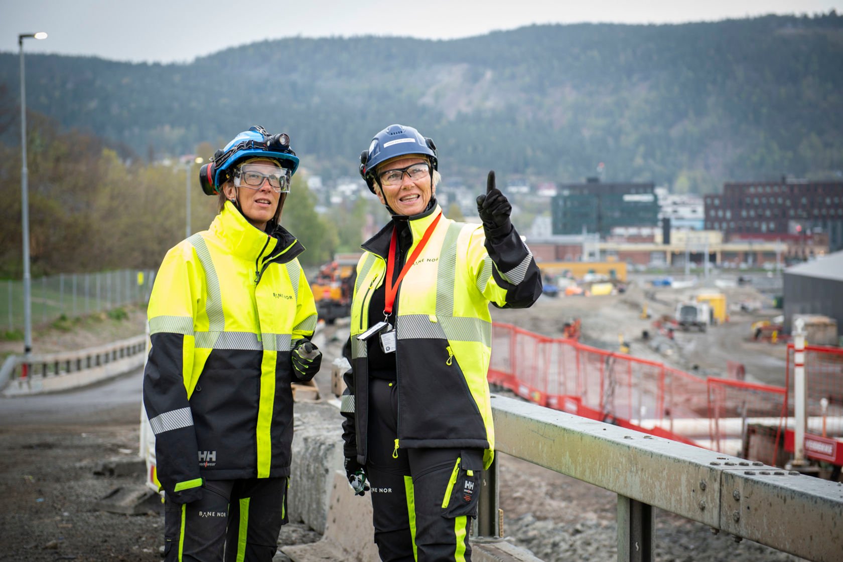 To kvinner i vernetøy ute på anlegg