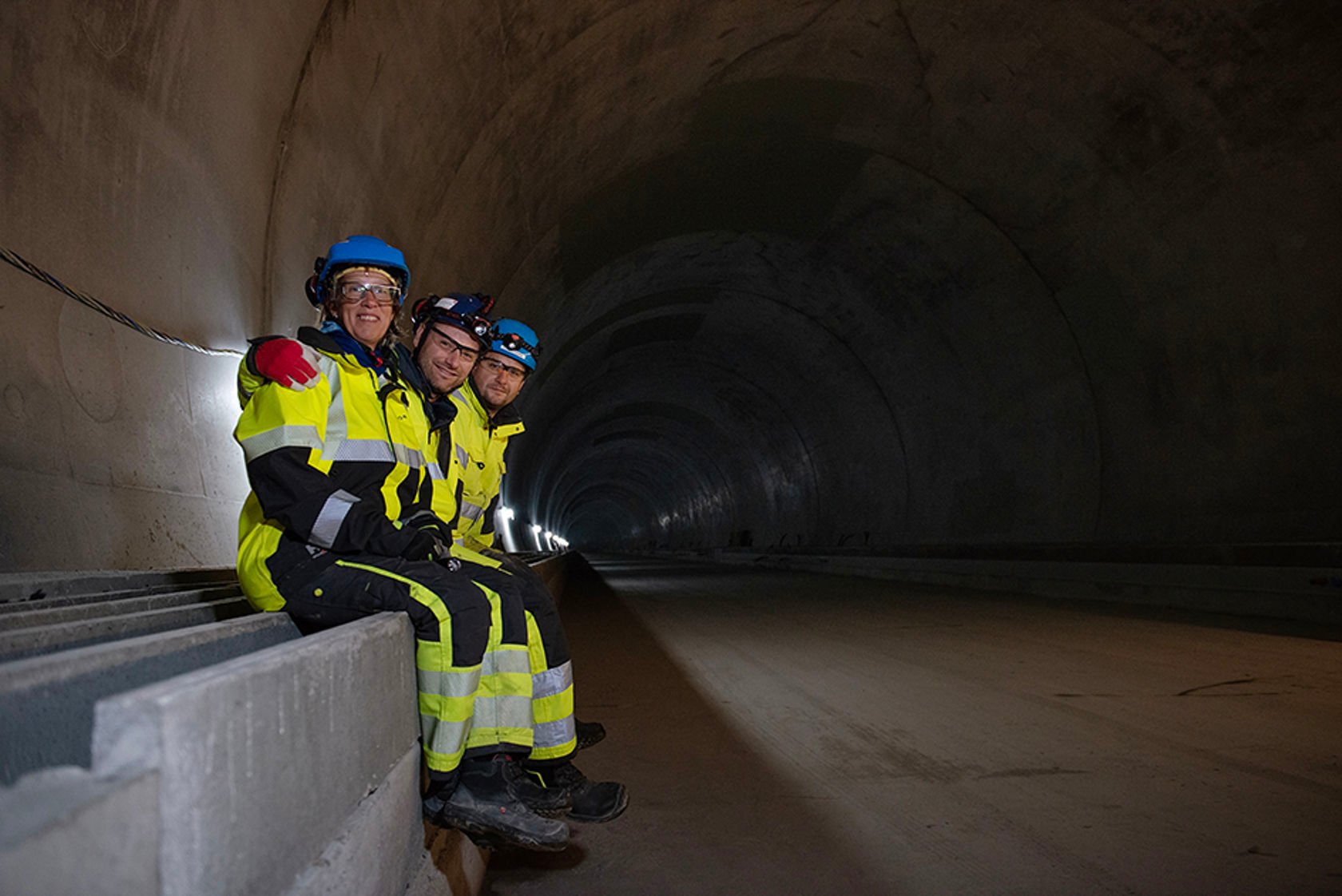 Tre mennesker i tunnel