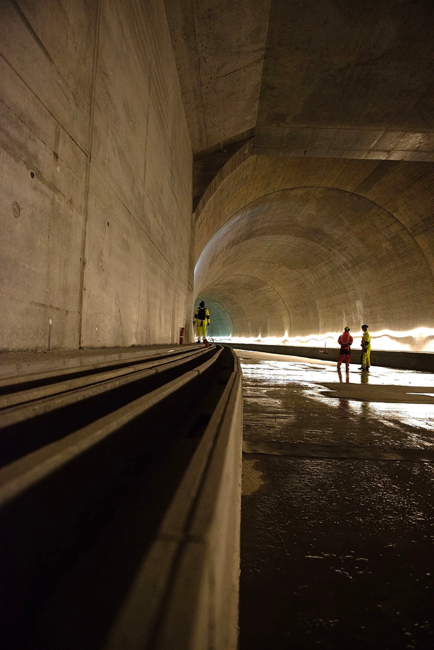 Bilde av mennesker i tunnel