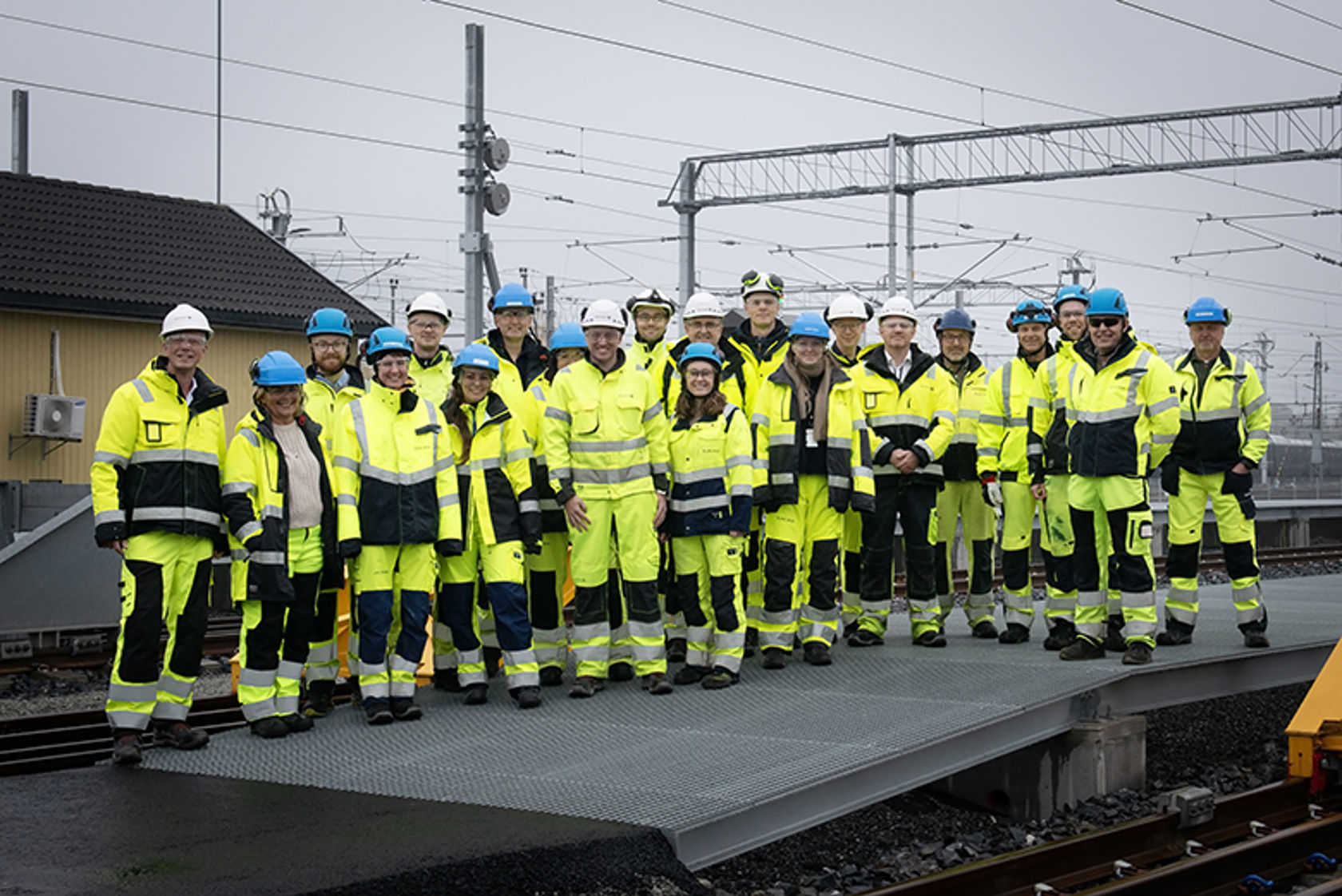 Fornøyd gjeng i gult arbeidstøy