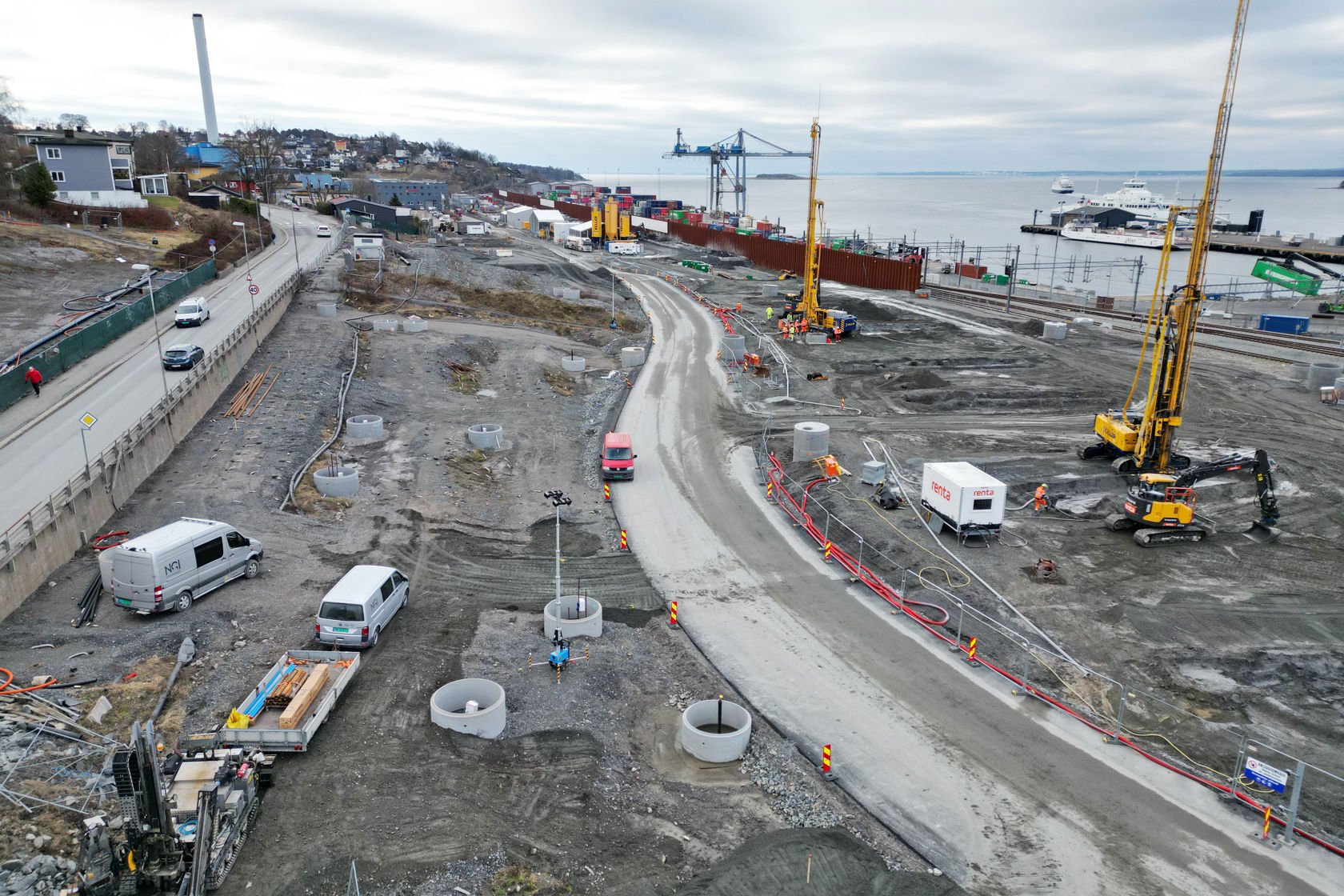 Oversiktsbilde av område i Moss med veier, og grusdekte arealer med betongkummer og arbeidsmaskiner.