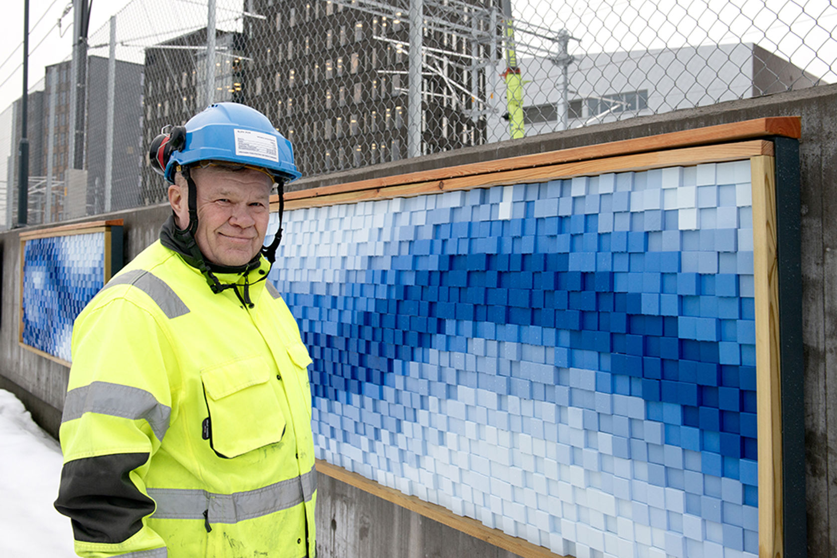 Mann som står foran en av tavlene.