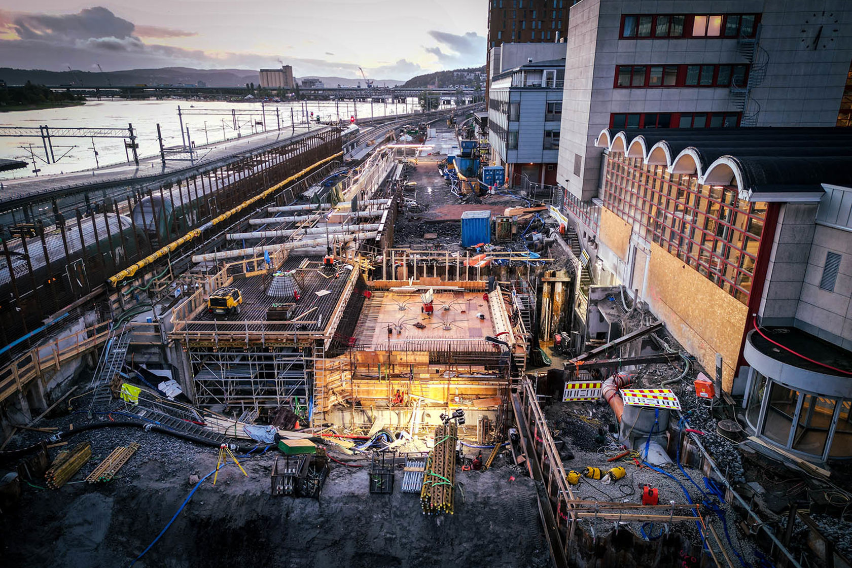 Byggegrop mellom plattformene og stasjonsbygningen.