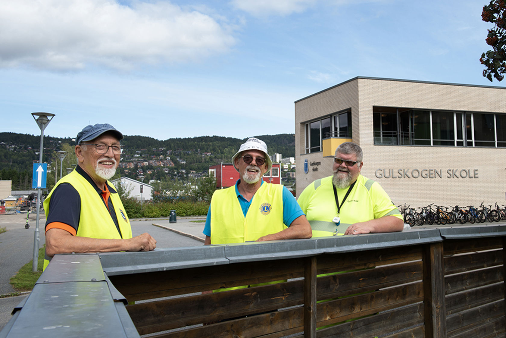 Tre menn foran Gulskogen skole