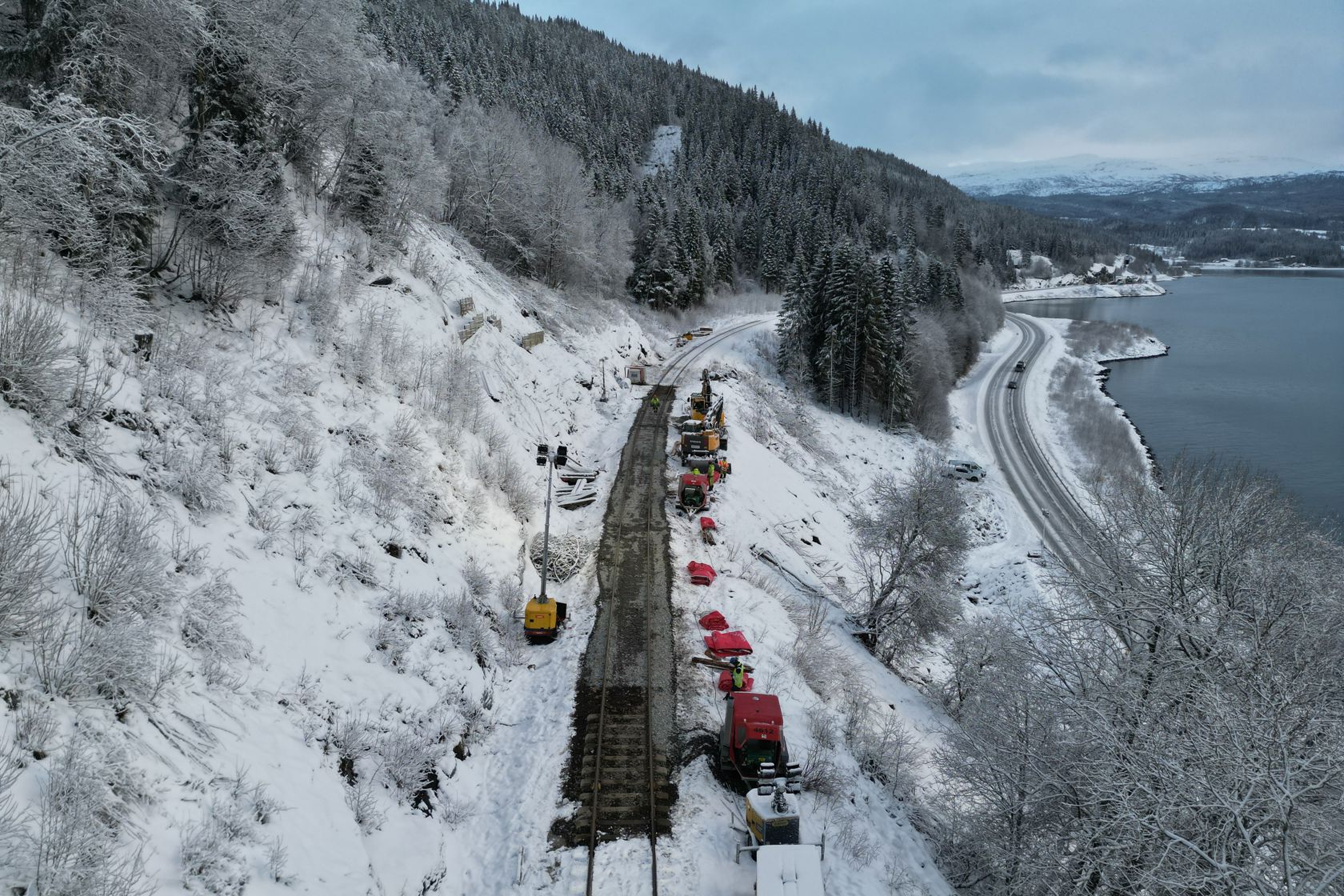 Sporarbeid forbi ulykkesstedet i Finneidfjord