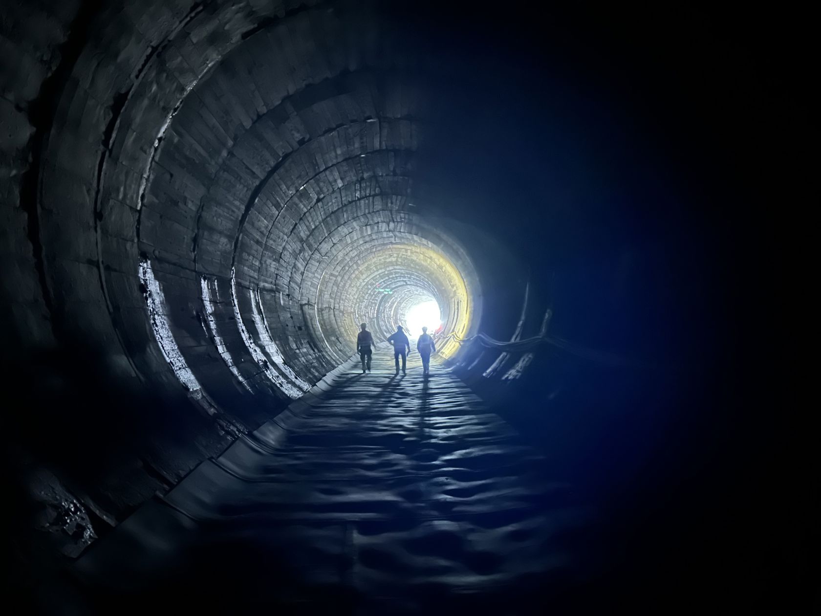 Mørk tunnel med lysåpning i enden