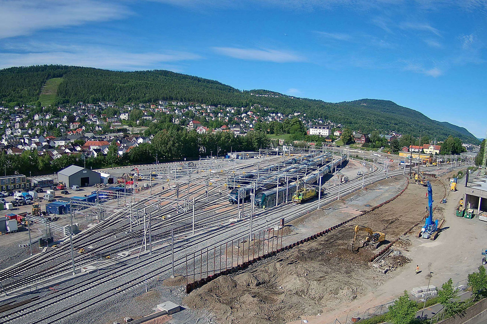 Dagens spor inn mot Drammen stasjon, og de nye sporene trafikken flyttes over på i sommer.