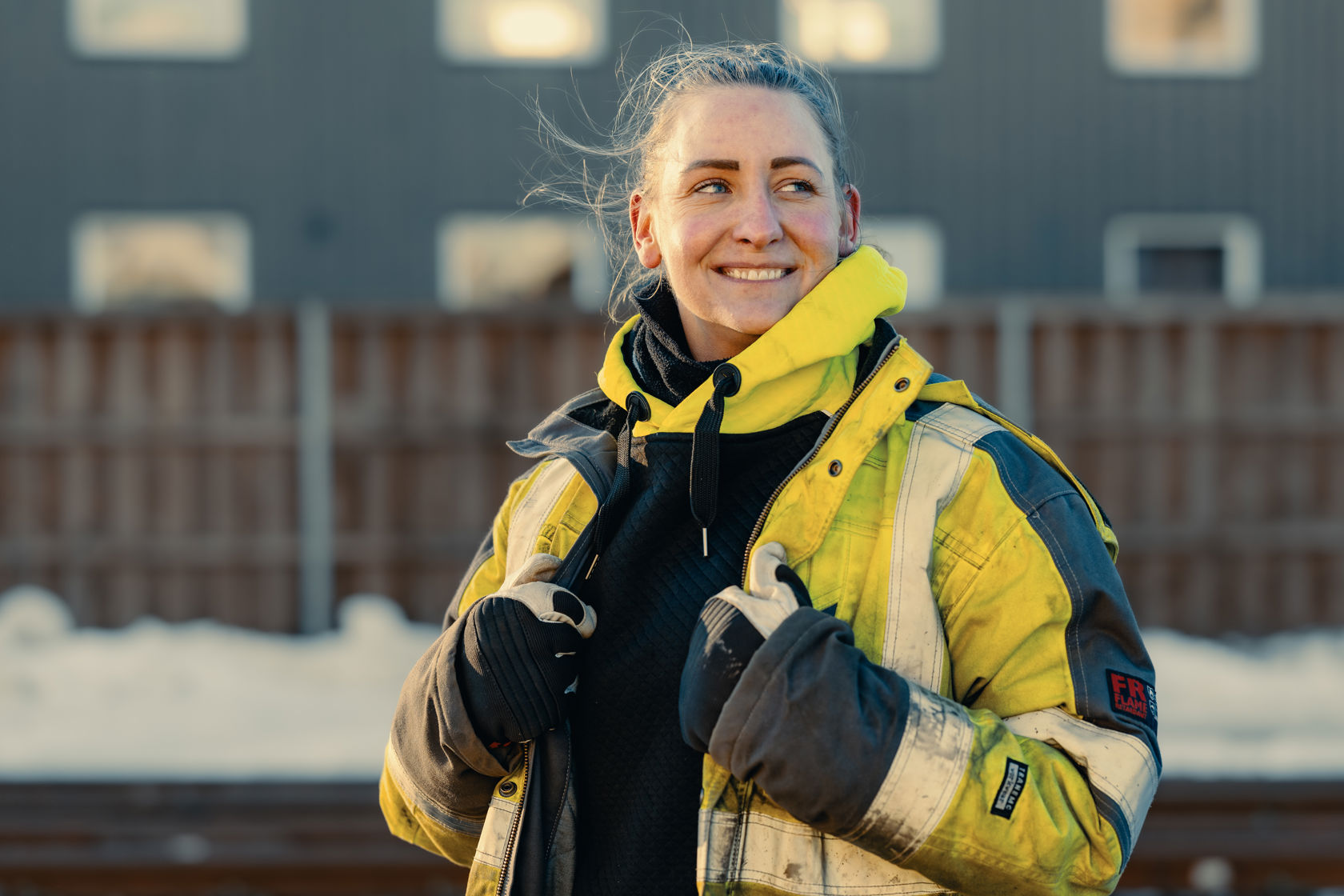 En smilende kvinnelig instruktør i arbeidsklær 