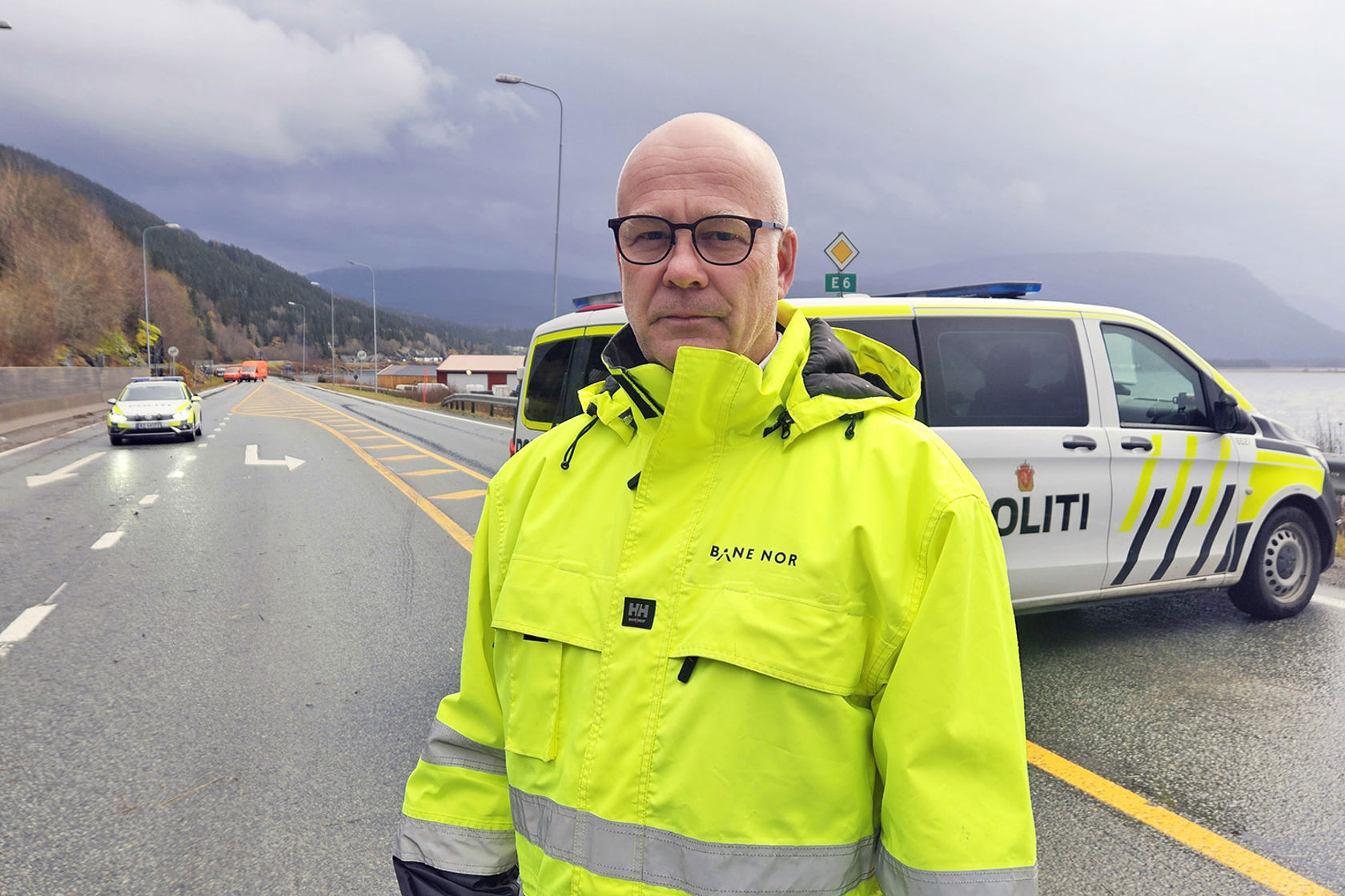 Konsernsjefen er avbildet på ulykkesstedet. I bakgrunnen står en politibil.