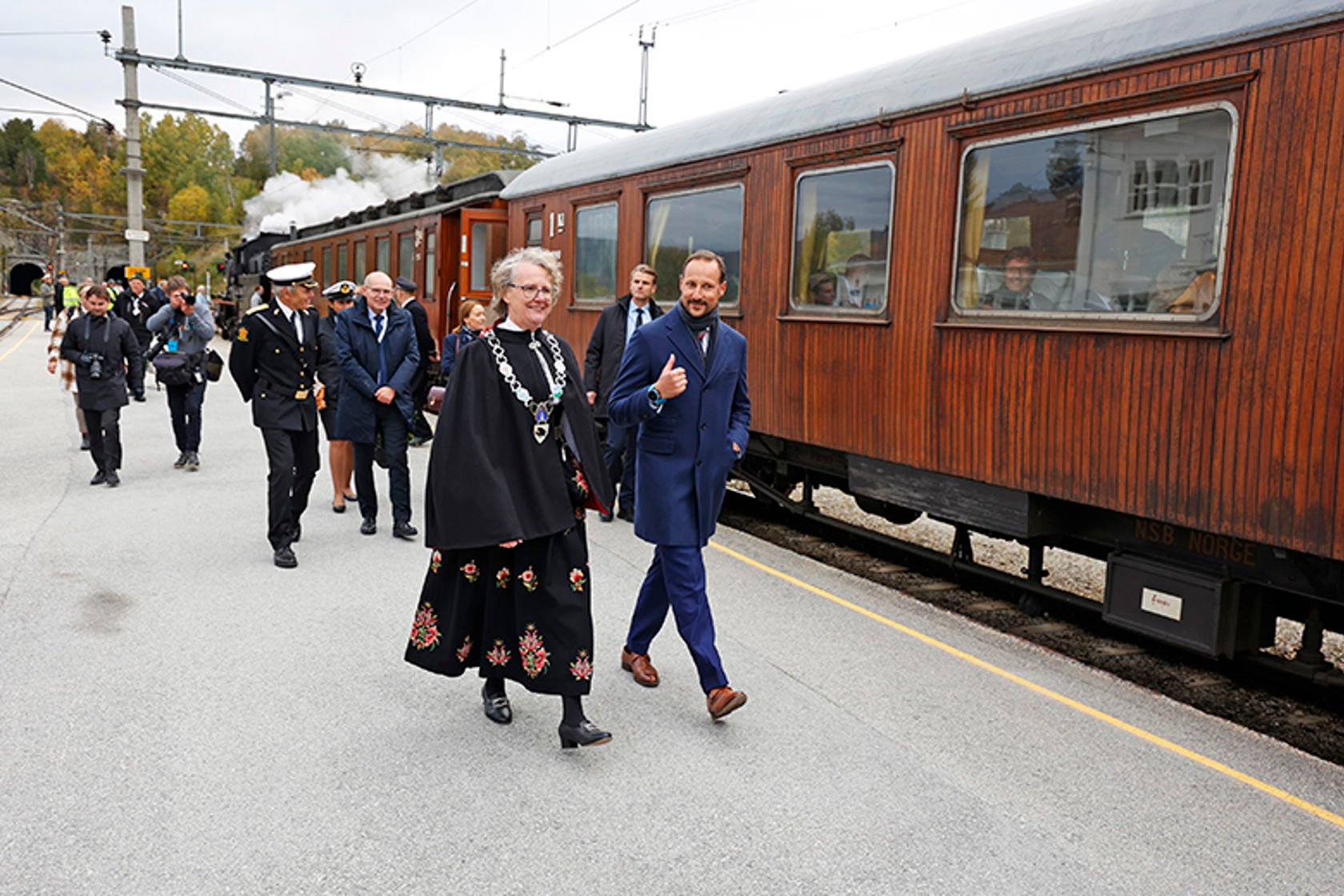 HKH Kronprins Haakon og Dovres ordfører Guri Ruste i hyggelig samtale på Dombås stasjon.