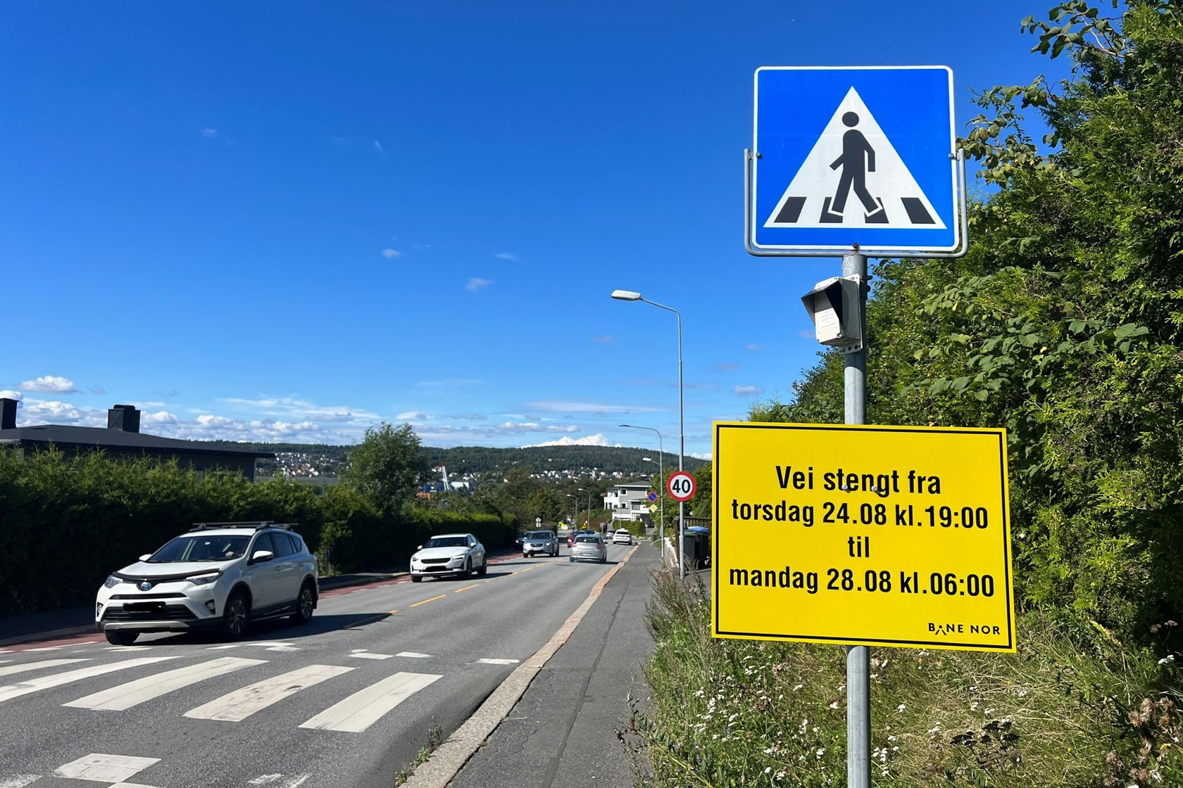 Bilde av Fjordveien og skilt med informasjon om stengt vei.