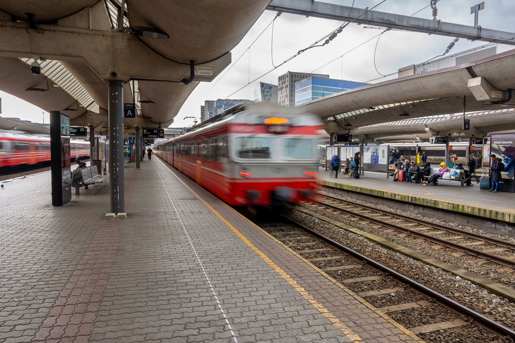 Tog ved plattform på en stasjon.