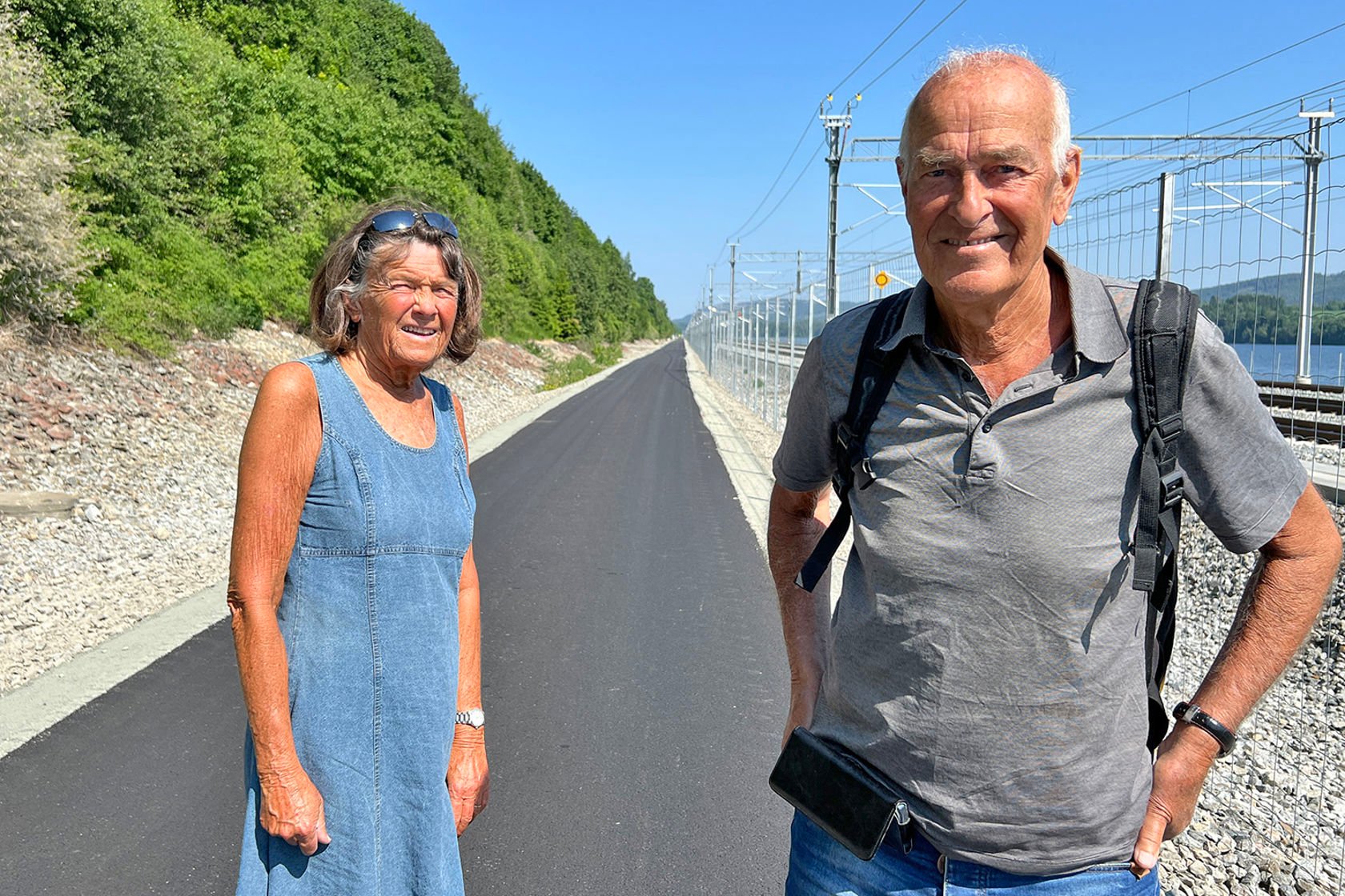 Turgåerne med en rett strekning av turveien og jernbanesporet i bakgrunnen.