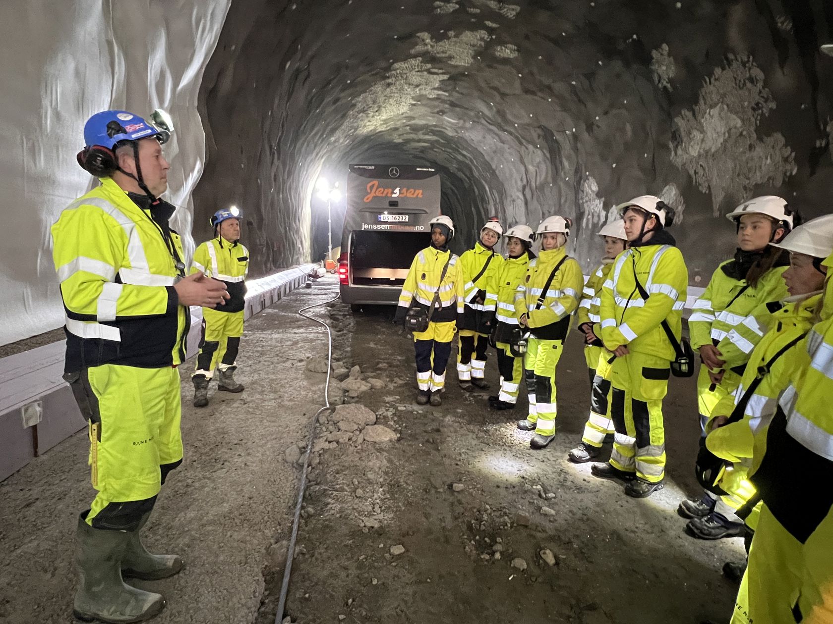 Menn og kvinner i vernetøy avbildet i tunnel