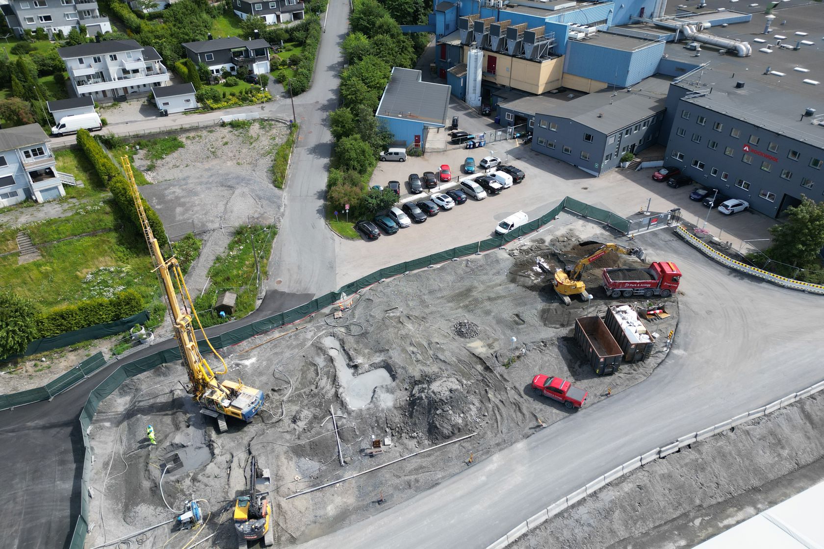 Dronefoto som viser jetpele-rigg i arbeidet ved siden av Rockwool-fabrikken. 