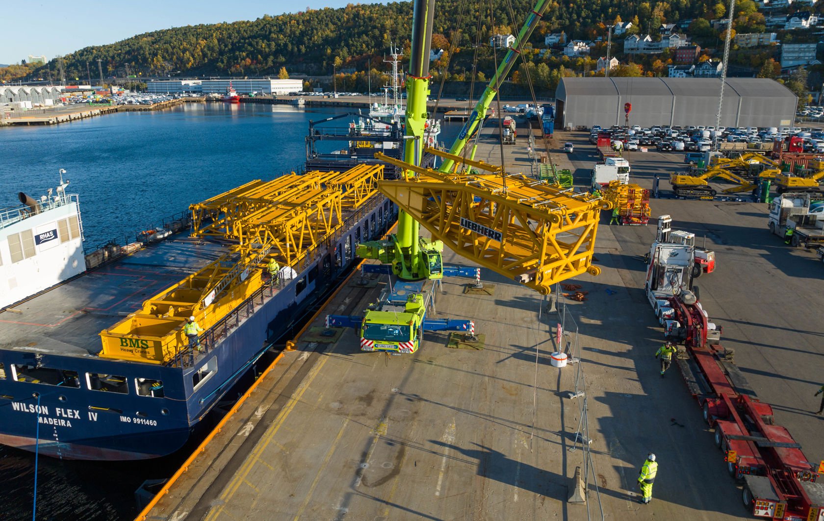 Båten med krandelane blir lossa på Oslo Havn.