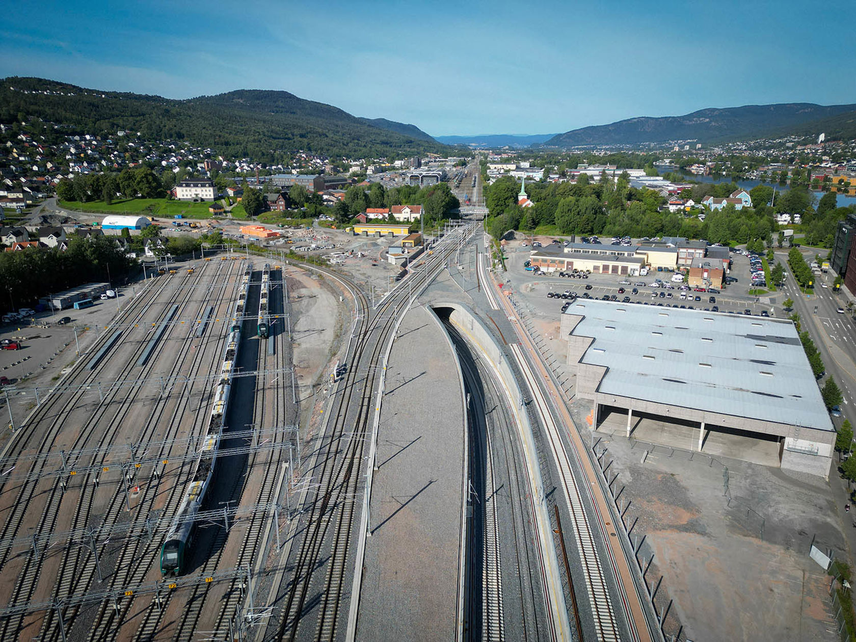 Anleggsområde ved eksisterende jernbanespor.