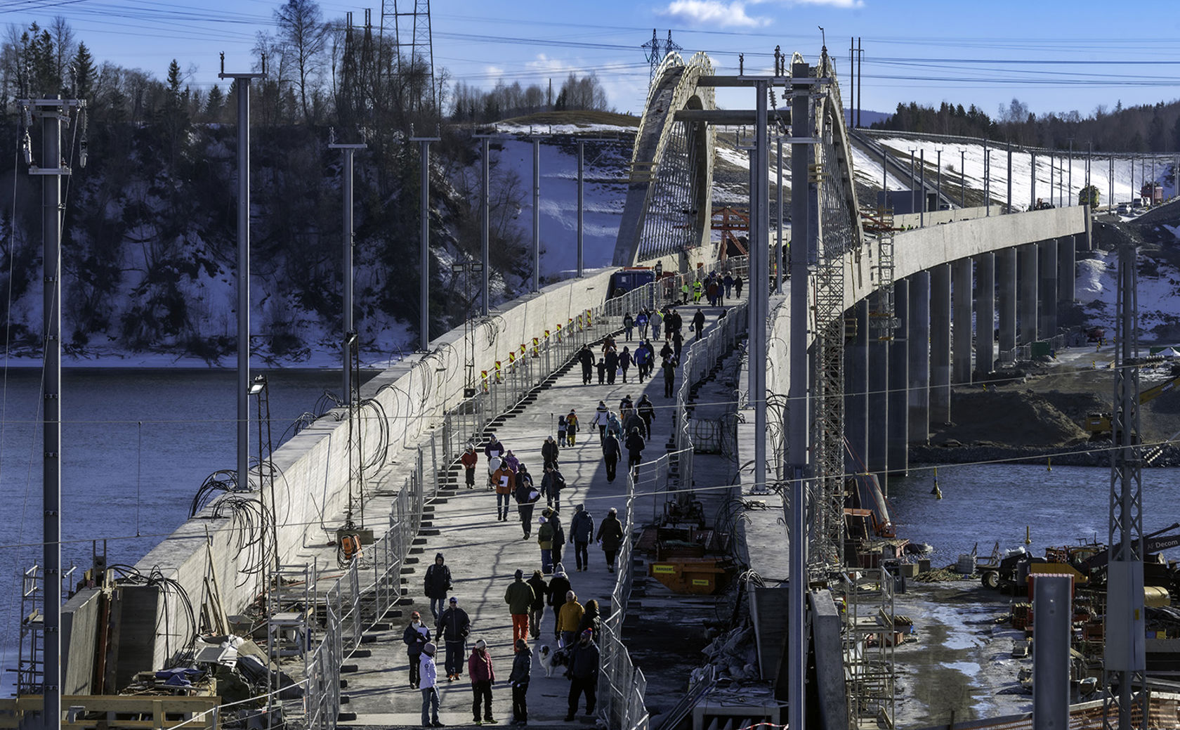 Oversiktsbilde med mange personer som går ute på brua.