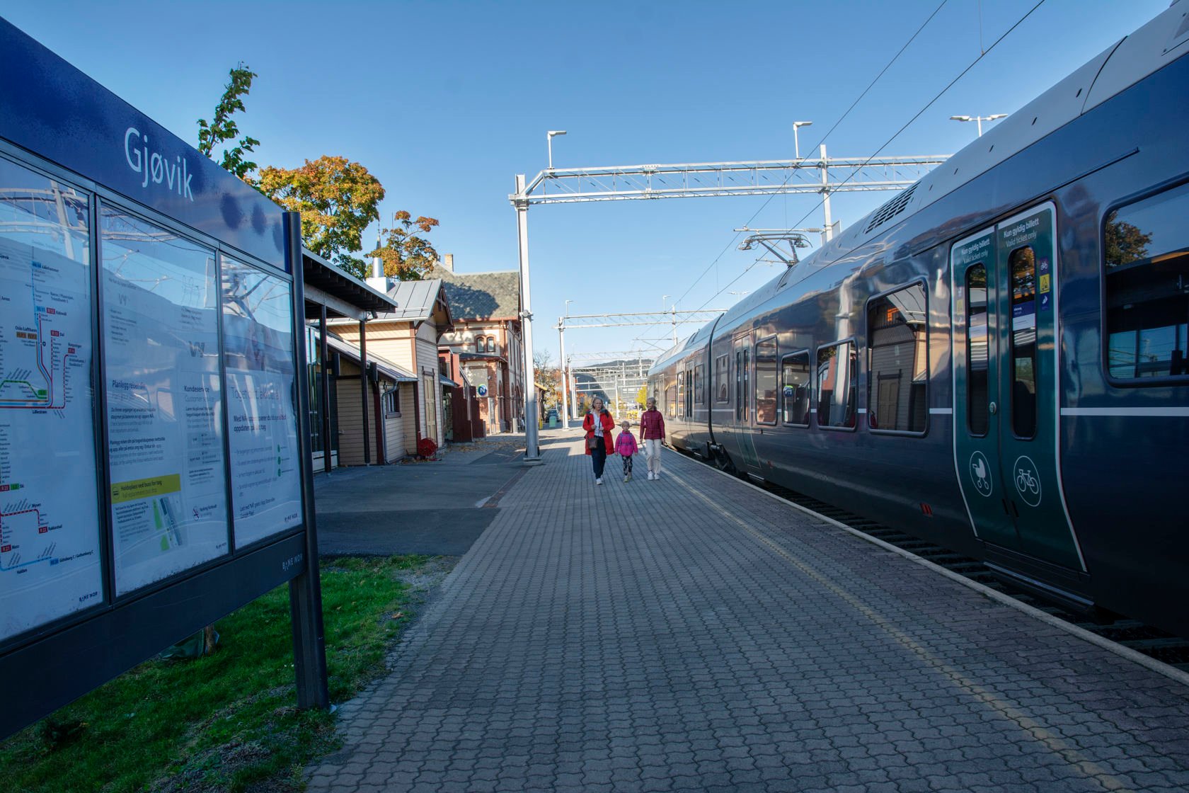 Reisende på Gjøvik stasjon