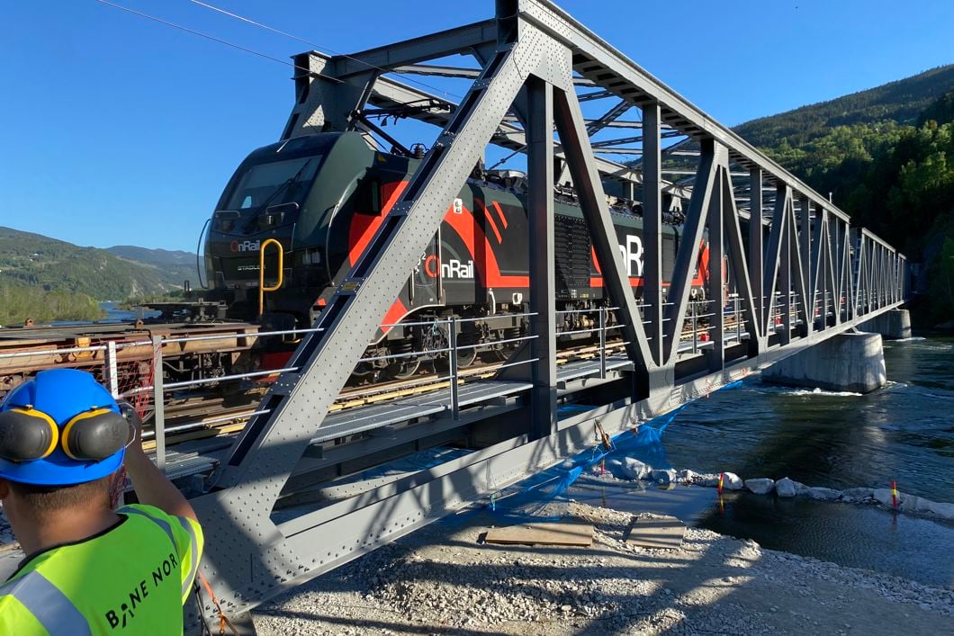 Godstog køyrer over jernbanebru i stål
