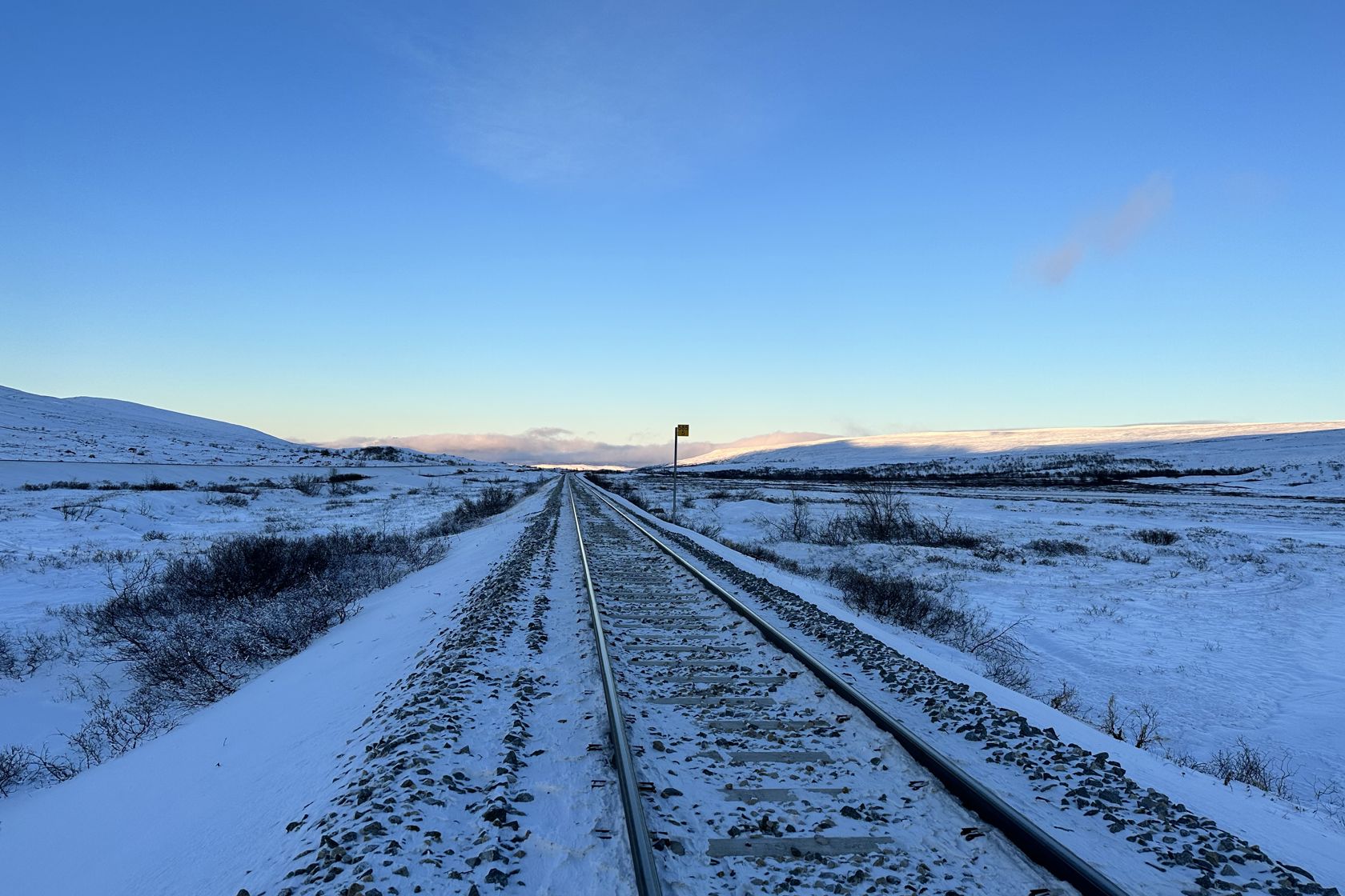 Spor på Nordlandsbanen ved Sukkertoppen på Saltfjellet med blå himmel i bakgrunnen