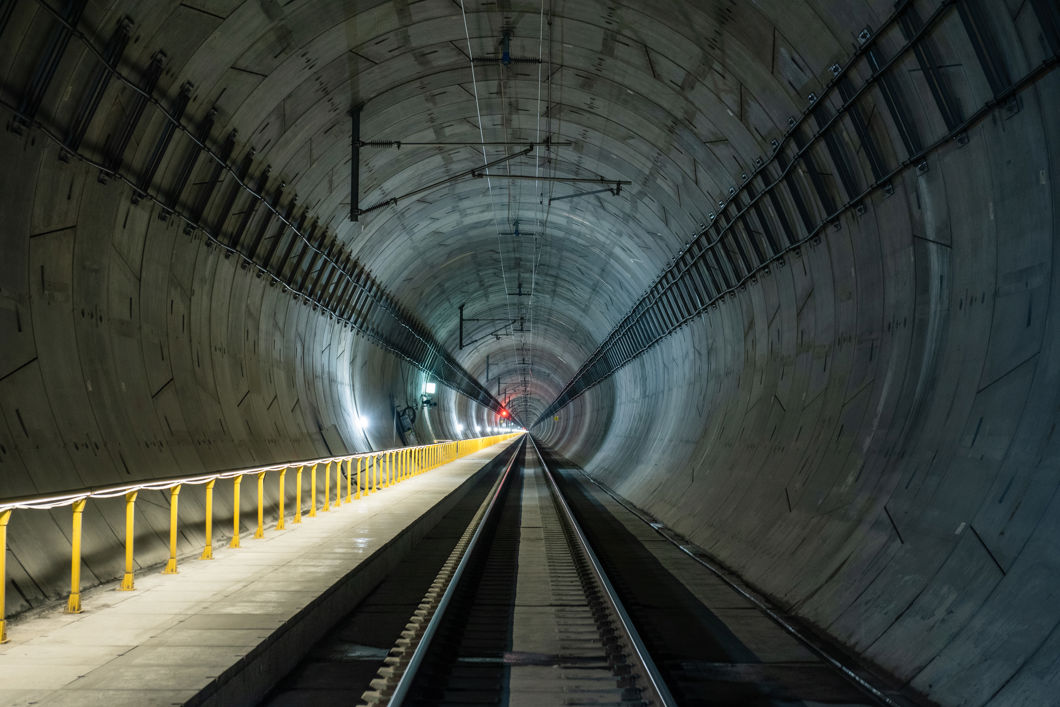 Jernbanetunnel med skinnegang løper innover i tunnel