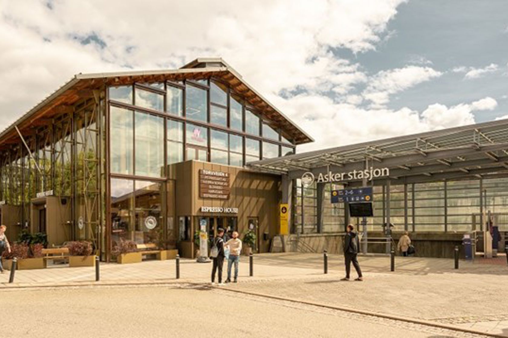 Asker stasjon ble åpnet i 1872 da Drammenbanen sto ferdig. 