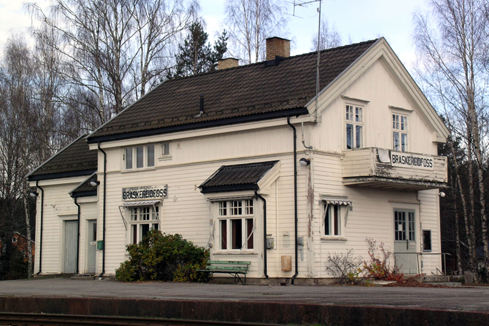 The station building at Braskereidfoss station
