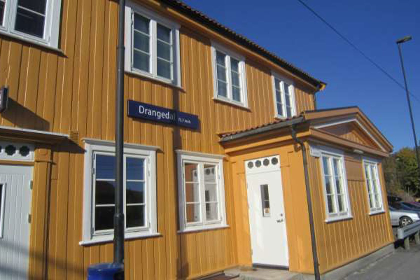 Exterior view of Drangedal station
