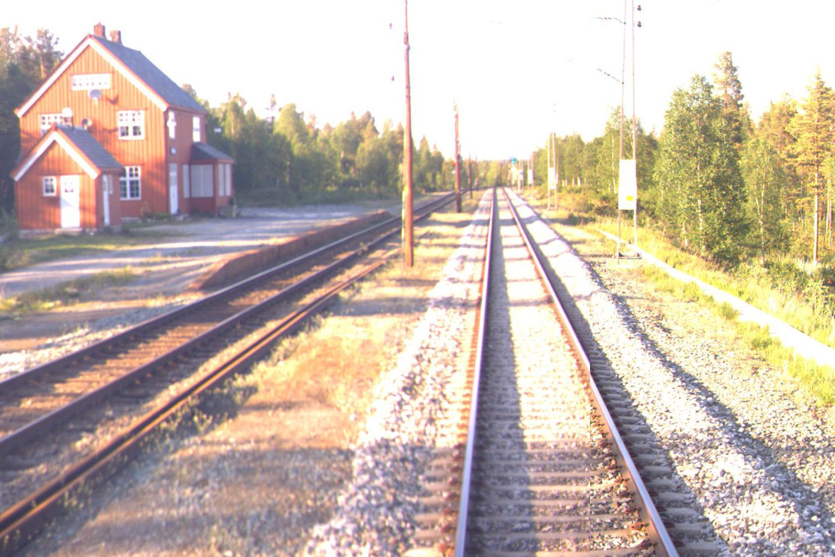 Tracks and station building at Fagerhaug station