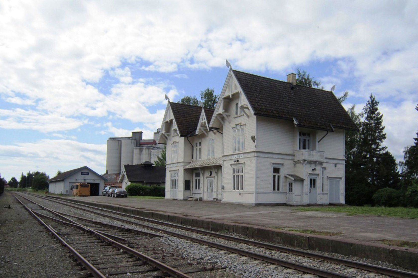 Tracks and station building at Flisa station