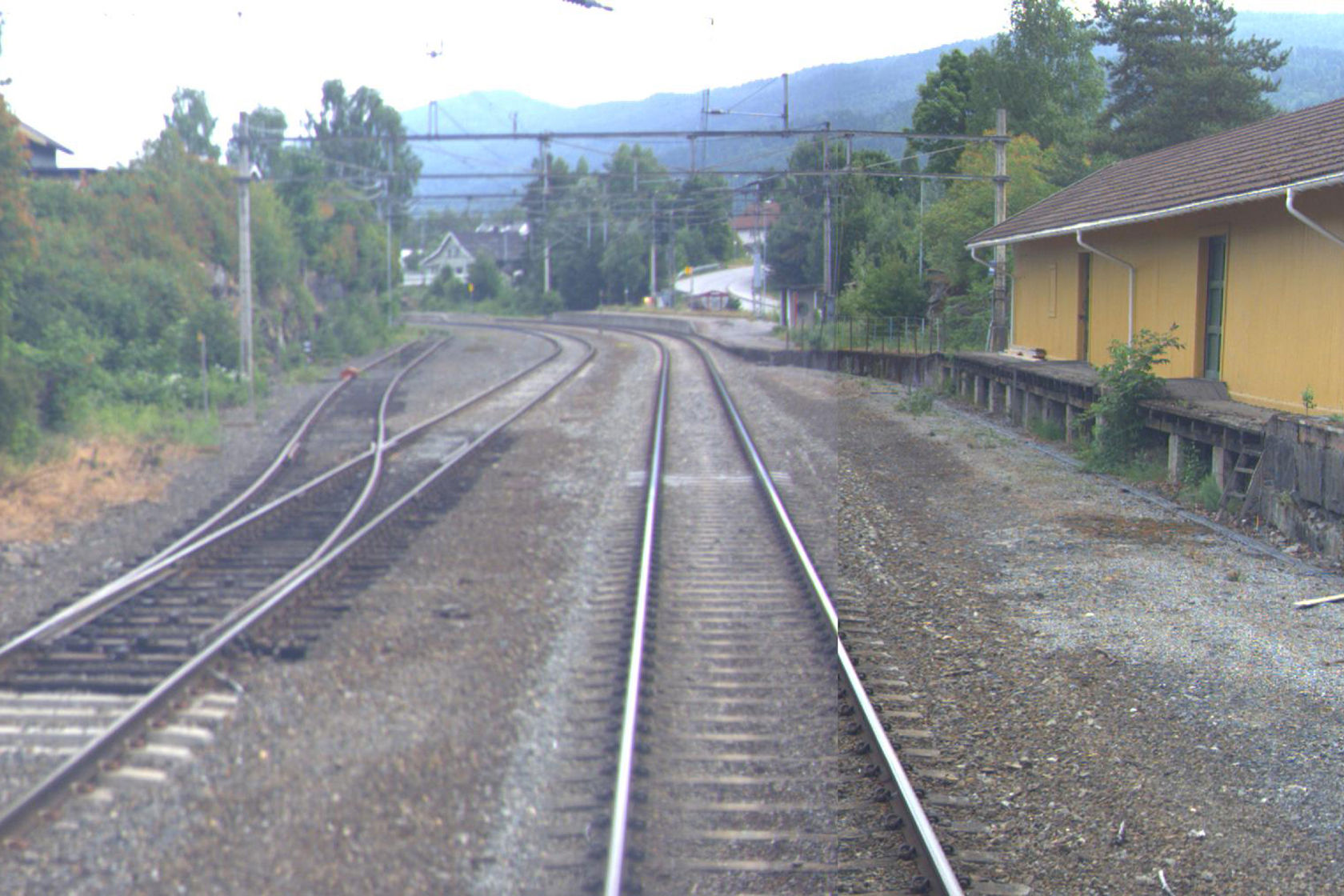 Tracks and building at Geithus station