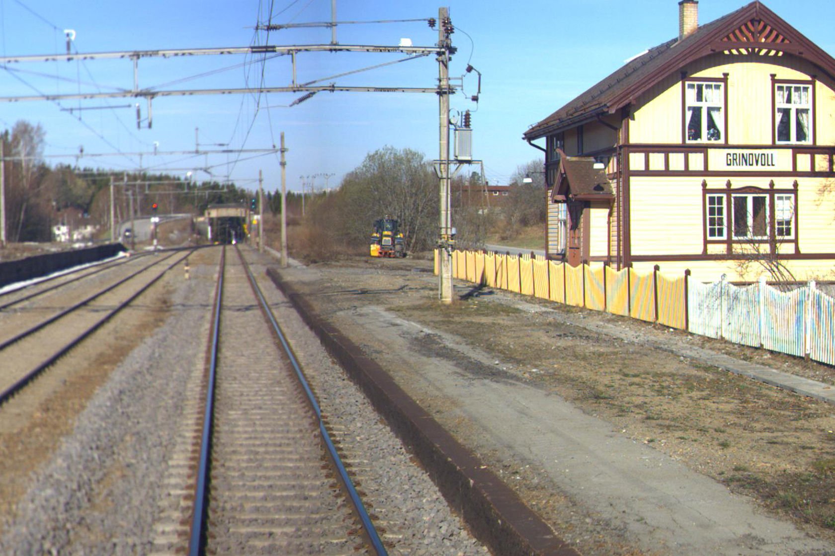 Tracks and station building at Grindvoll station