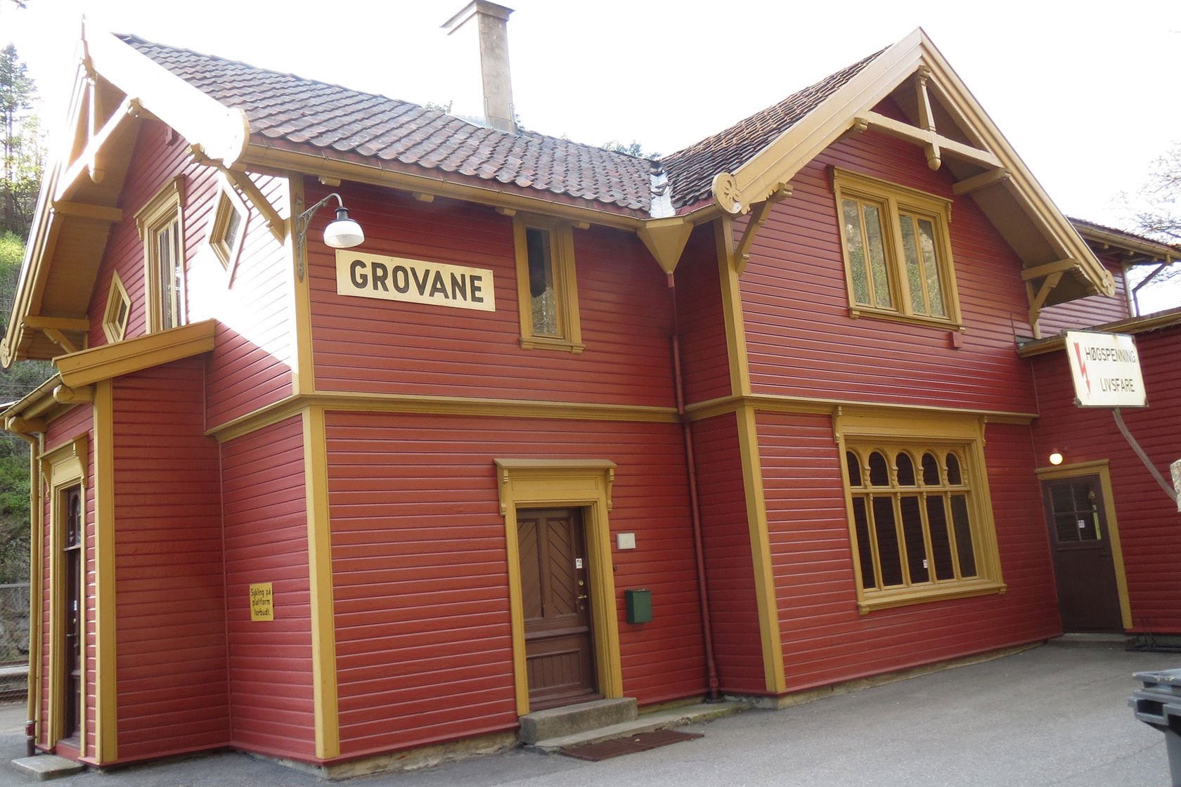 The station building at Grovane station