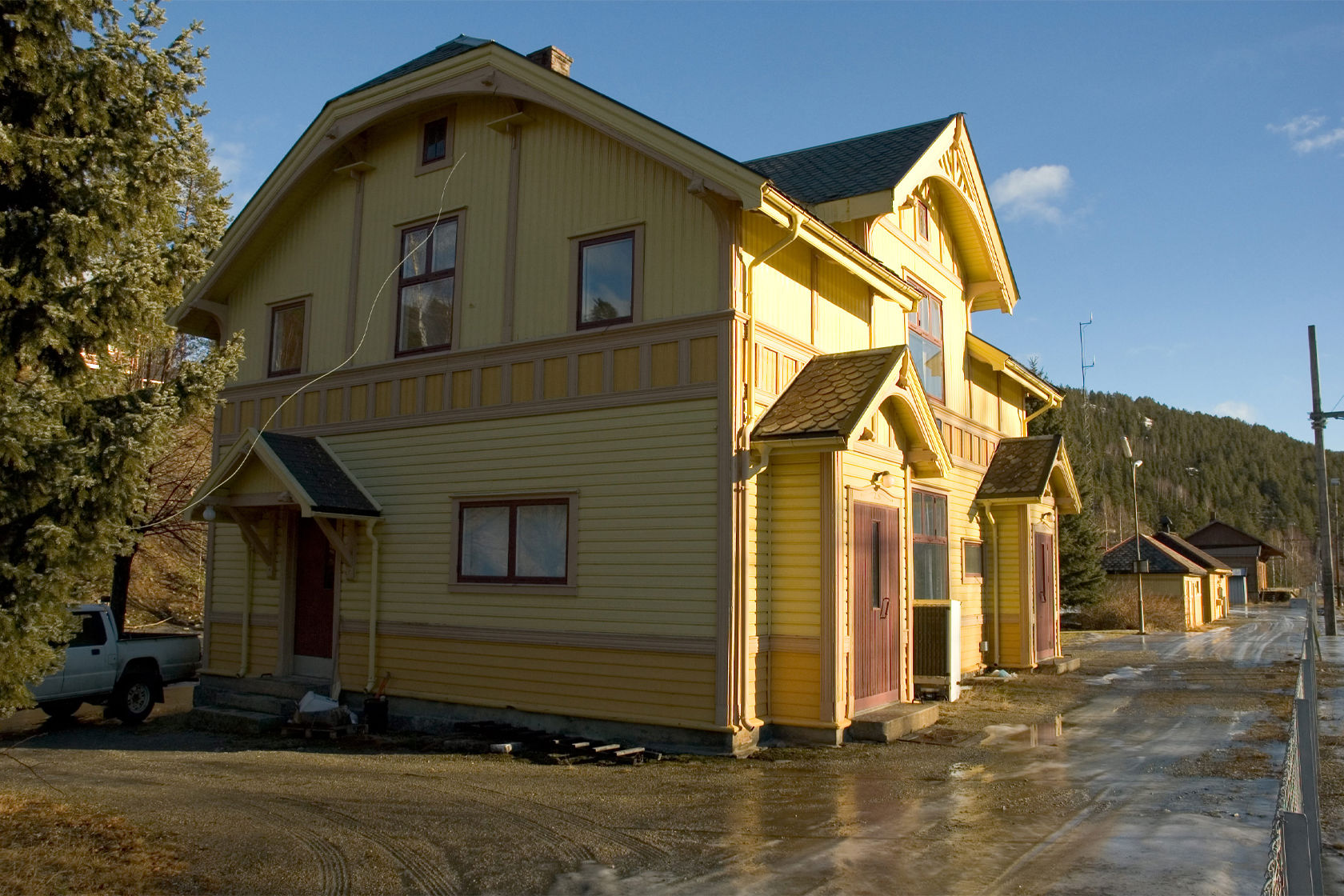 Station building and platform at Gulsvik station