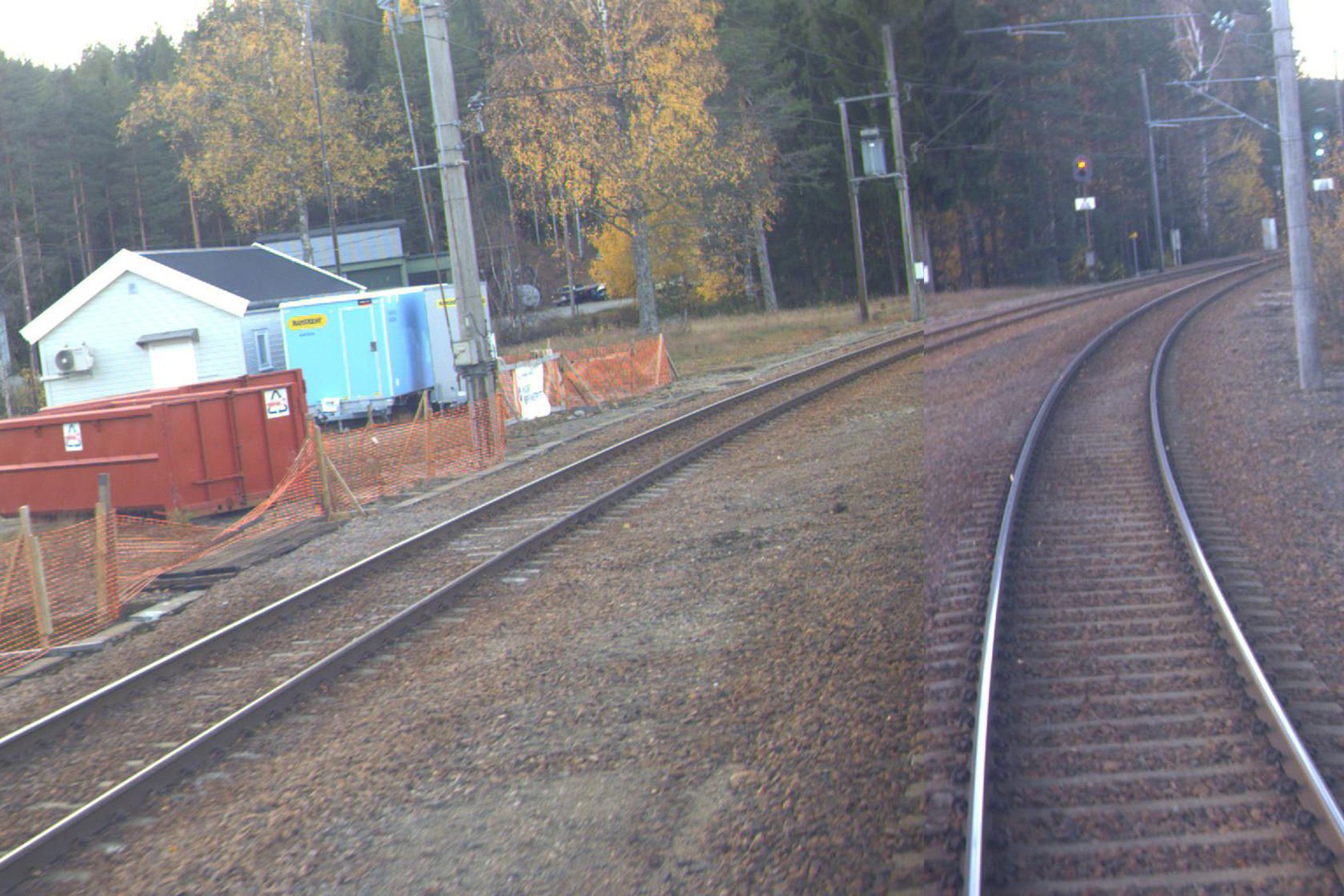 Tracks and building at Helldalsmo station