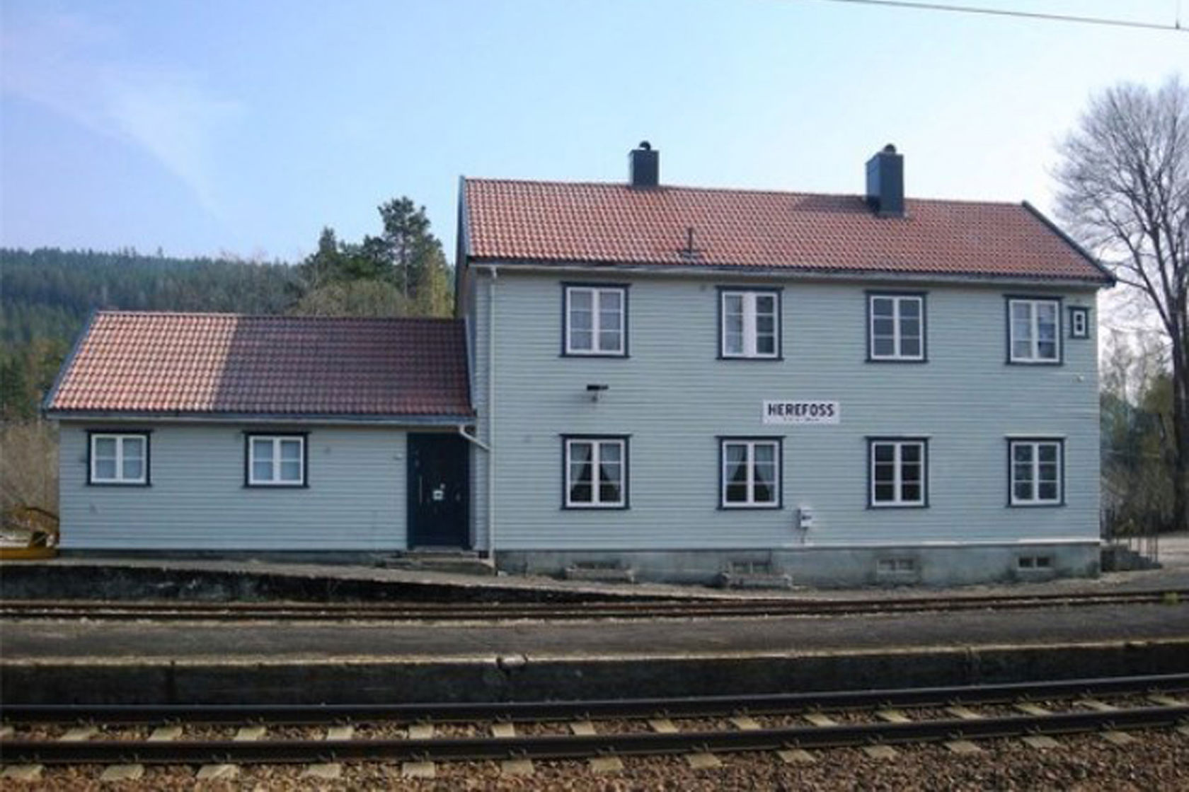 Tracks and station building at Herefoss station