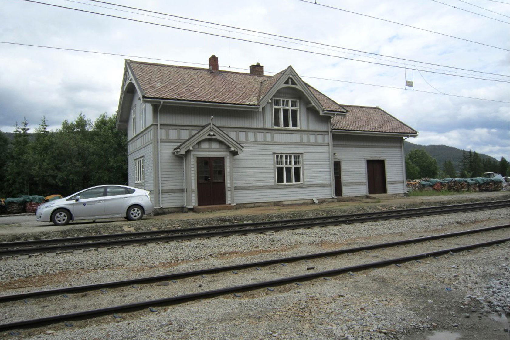 Tracks and station building at Hol station