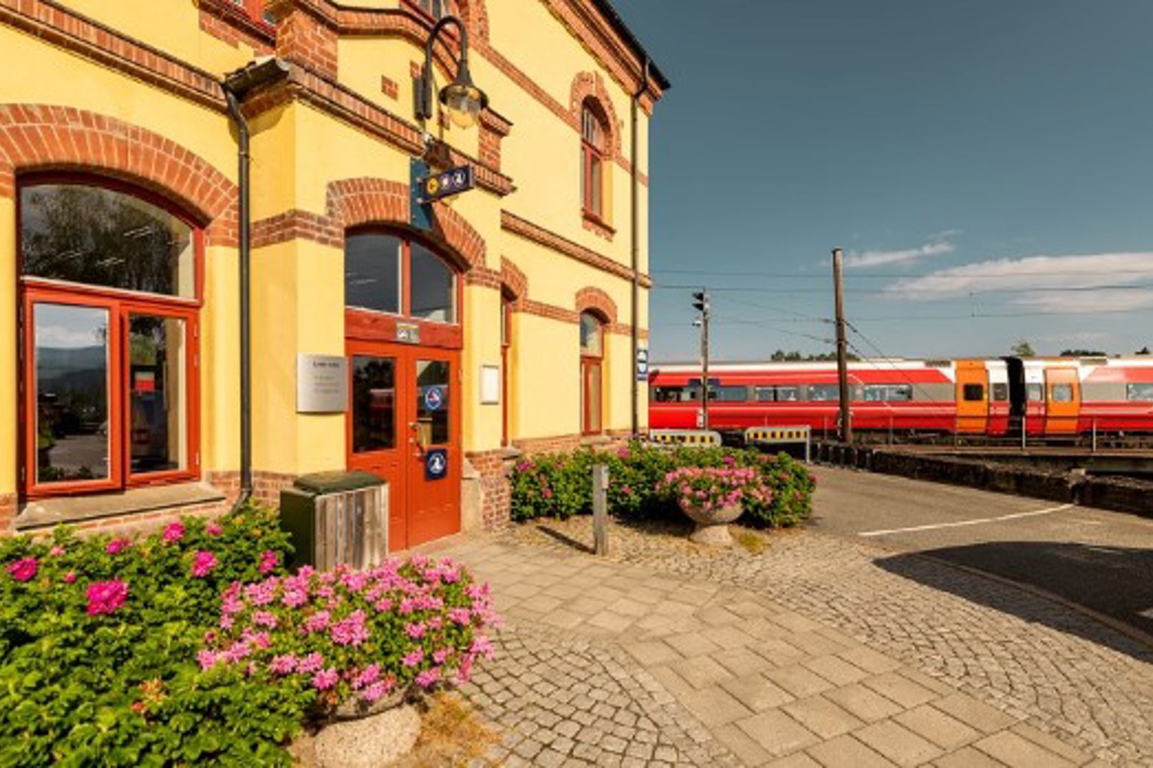 Exterior view of Hønefoss station